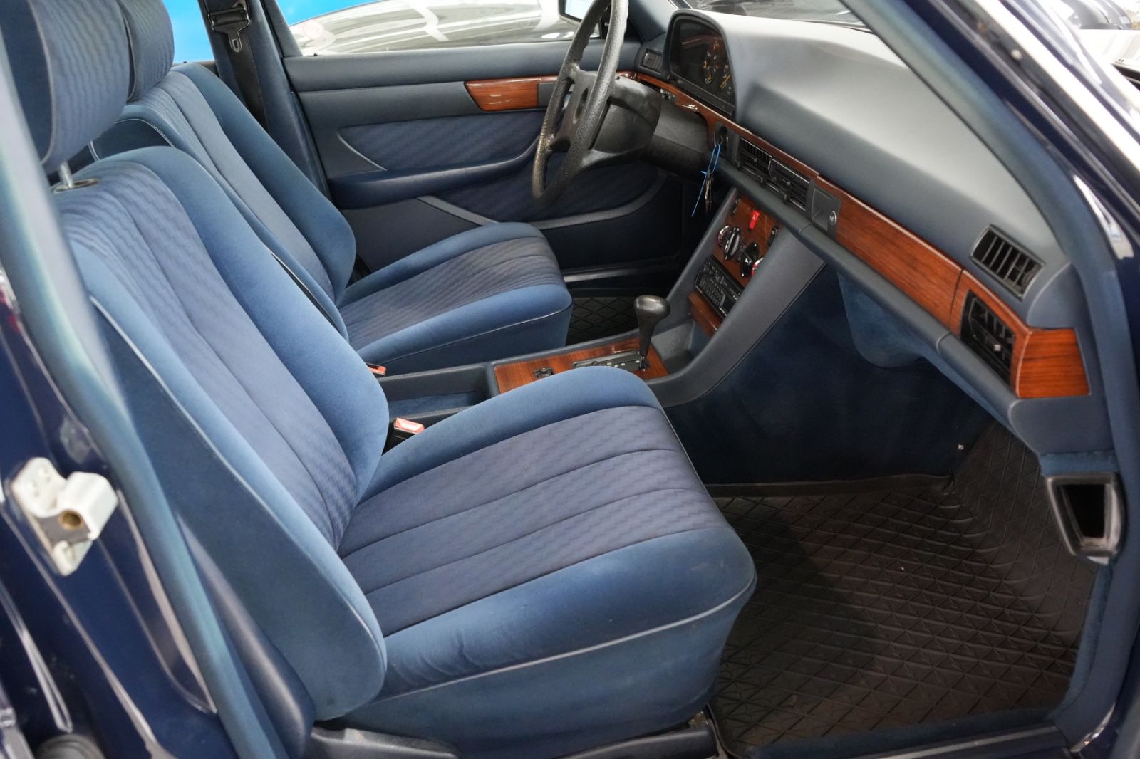 Mercedes-Benz 260 – Bild 6