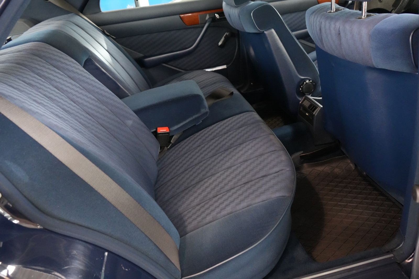 Mercedes-Benz 260 – Bild 8
