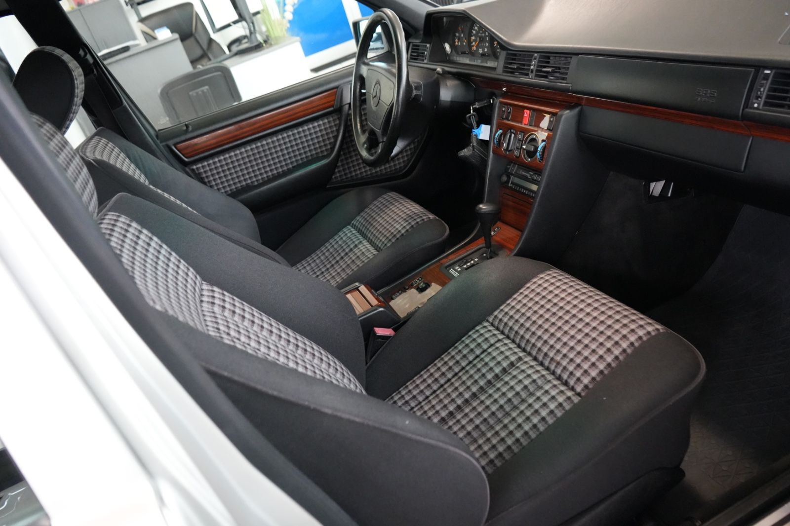 Mercedes-Benz 280 – Bild 7